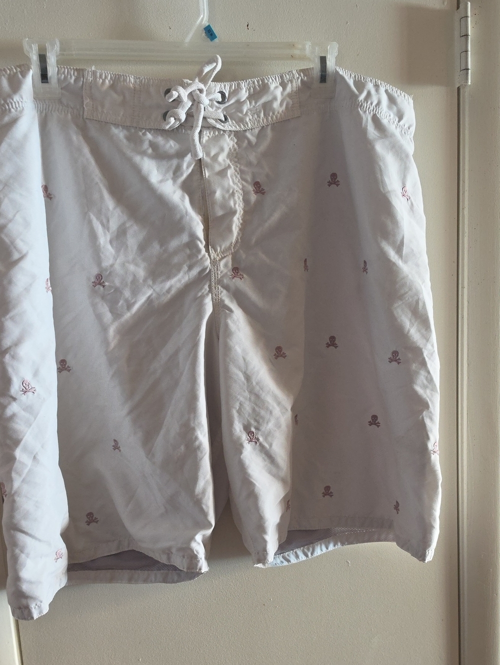Old Navy White Swim Shorts with Gray Embroidered Skulls Size XXL